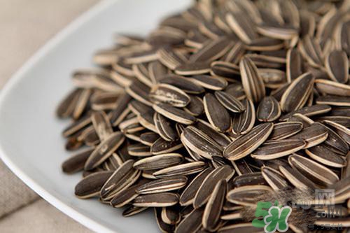 南瓜子和葵花籽哪個好？南瓜子和葵花籽區(qū)別？