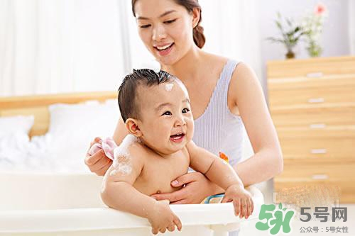 寶寶冬天多久洗一次澡？寶寶冬天洗澡水溫多少度合適？