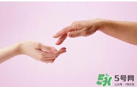 睡覺(jué)睡到半夜手麻是怎么回事？睡覺(jué)睡到半夜手麻怎么辦？