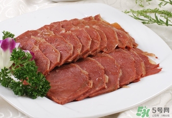 吃狗肉會得狂犬病嗎？吃狗肉會不會得狂犬?。?></p><h3>吃狗肉會得狂犬病嗎</h3><p>吃狗肉一般不會得狂犬病?？袢∈怯煽袢《舅碌淖匀灰咴葱匀诵蠊不技毙詡魅静?。流行性廣，病死率極高，幾乎為100%。人狂犬病通常由病獸以咬傷的方式傳給人人體而受到感染。臨床表現(xiàn)為特有的恐水、恐聲、怕風(fēng)、恐懼不安、咽肌痙攣、進(jìn)行性癱瘓等。由于死亡率極高，預(yù)防非常重要，只要狗肉進(jìn)行了充分 的煮熟，就可以殺滅病毒，一般不會得狂犬病。</p><p style=
