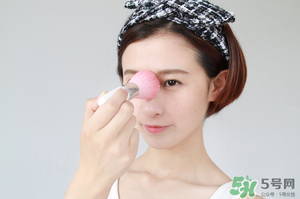 冬天化妝要用散粉嗎？冬天化妝需要定妝粉嗎？