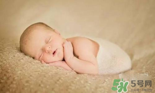 新生兒背上長了很多小紅疹怎么辦？新生兒長小紅疹怎么回事？
