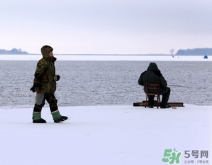 冬天釣魚用什么餌料？冬天釣魚用什么小藥？
