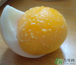 熟雞蛋滾臉有什么好處？熟雞蛋滾臉能吸毒素嗎？