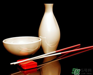白酒可以帶上飛機(jī)嗎？飛機(jī)可以托運(yùn)白酒嗎？