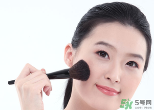 冬天化妝起皮怎么辦？冬天化妝臉干怎么辦？