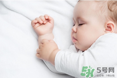 寶寶可以穿毛衣嗎？千萬(wàn)別給寶寶穿高領(lǐng)毛衣