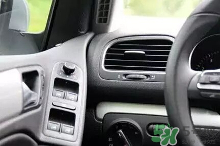 冬天早上車玻璃上的冰霜怎么弄？冬天早上車玻璃上的霧怎么弄？
