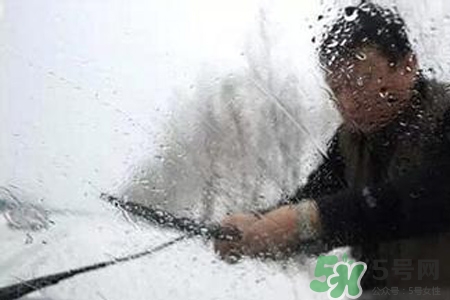 冬天早上車玻璃上的冰霜怎么弄？冬天早上車玻璃上的霧怎么弄？