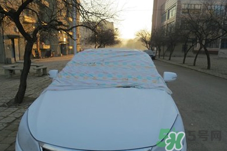 冬天早上車玻璃上的冰霜怎么弄？冬天早上車玻璃上的霧怎么弄？