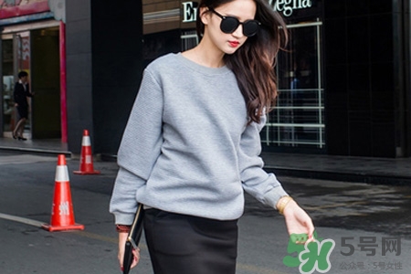 冬天衛(wèi)衣里面穿什么？套頭衛(wèi)衣里面還穿衣服么？