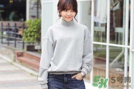 冬天衛(wèi)衣里面穿什么？套頭衛(wèi)衣里面還穿衣服么？
