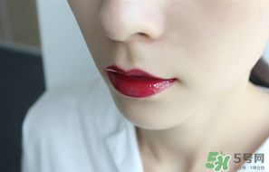 圣羅蘭唇釉怎么涂？ysl唇釉怎么涂好看？