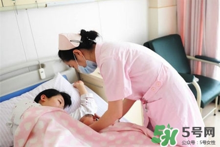 冬天哺乳穿什么？冬天哺乳期穿什么衣服喂奶好？