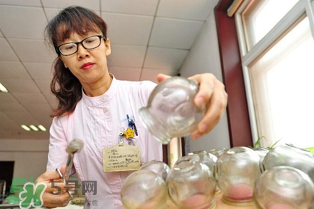 冬天拔罐好還是刮痧好？冬天刮痧和拔罐哪個(gè)效果好？