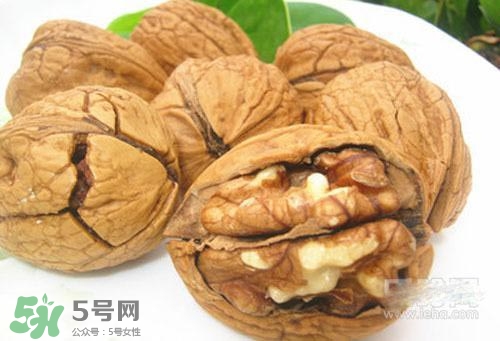 松子和核桃哪個營養(yǎng)價值更高？松子和核桃哪個更容易發(fā)胖？
