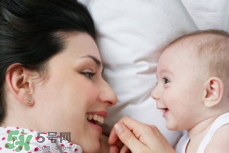 喂母乳乳房會下垂嗎？喂母乳會導(dǎo)致胸部下垂嗎？