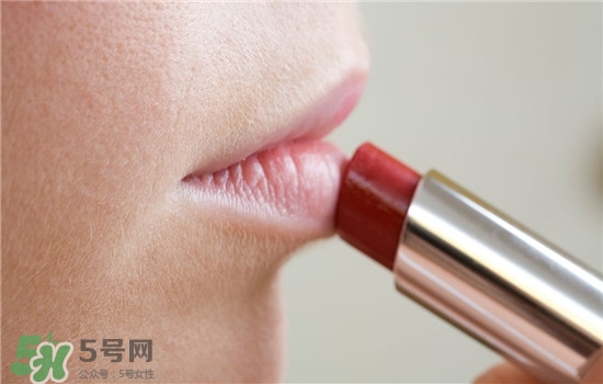 防曬唇膏要卸妝嗎？防曬唇膏晚上可以用嗎？