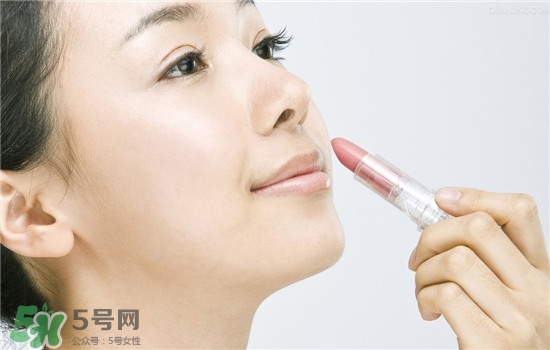 防曬唇膏要卸妝嗎？防曬唇膏晚上可以用嗎？