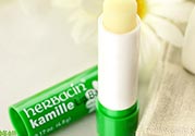 小甘菊唇膏小孩能用嗎？herbacin賀本清小甘菊唇膏小孩可以用嗎？