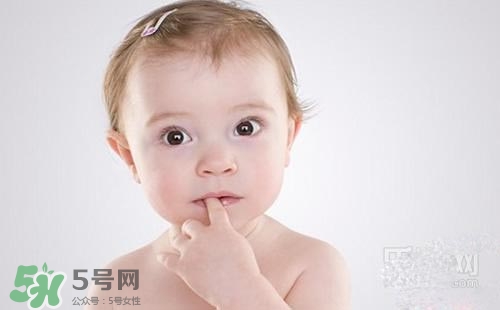 寶寶喜歡咬下嘴唇是怎么回事？寶寶喜歡咬下嘴唇怎么辦？