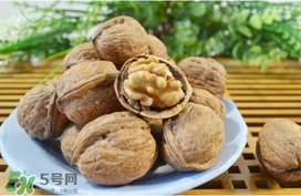 核桃皮發(fā)黑是怎么回事？核桃皮是黑色的能吃嗎？