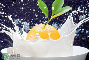 吃完橙子可以喝牛奶嗎？吃完橙子多久能喝牛奶？