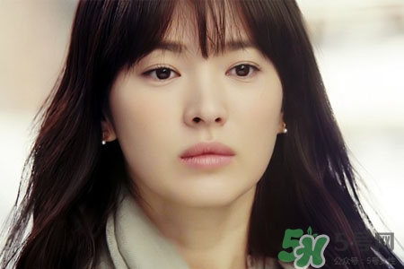 口臭掛什么科室？口臭去哪個(gè)科看?。?></p><h3>口臭掛什么科室</h3><p>根據(jù)引起口臭的病因選擇相應(yīng)的科室就診。如因患有諸如牙周炎、牙髓炎、齲齒、牙齦炎等口腔疾病可以掛口腔科號(hào)就診。如果是非口腔疾病引起的口臭建議掛中醫(yī)科就診為好，因?yàn)樵谥委熆诔舴矫?，中醫(yī)優(yōu)于西醫(yī)。中醫(yī)認(rèn)為口臭大都是因胃熱津虧，陰虛郁熱上蒸所致。在治療口臭方面可以經(jīng)中醫(yī)師診斷后服用具有清胃瀉火，滋陰生津，行氣消積的中藥調(diào)理下，口臭即可消除。</p><p style=