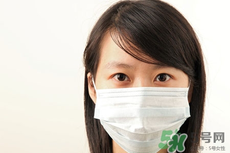 口臭掛什么科室？口臭去哪個(gè)科看?。?></p><h5>4、耳鼻喉科疾?。罕乔划愇镆鸬目诔?，多發(fā)生于兒童，常見的鼻腔異物如小玩具、花生米、豆粒等誤入鼻孔，引發(fā)腐爛和感染，導(dǎo)致口腔或鼻腔的異味。一些老年性口腔鼻腔異味，大多由萎縮性炎癥引起。</h5><h5>5、腎臟疾?。寒?dāng)腎功能受損時(shí)，出現(xiàn)毒素的積累，嗅到蘋果樣酸味，是一個(gè)危險(xiǎn)的信號(hào)，應(yīng)引起足夠的警惕。</h5><h5>6、口腔科疾?。耗芤鹂诔舻目谇豢瞥Ｒ娂膊∪绮粷嵭匝例l炎、牙周炎。</h5><h5>7、呼吸科疾?。悍文撃[患者常出現(xiàn)腐酸性口臭、惡臭。此外，肺結(jié)核咯血、支氣管擴(kuò)張咯血者常出現(xiàn)血腥味口臭，晚期肺癌患者常在呼氣時(shí)口腔出現(xiàn)腐腥臭。</h5><p style=