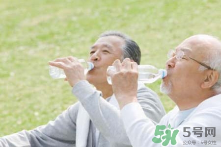 霧霾天為什么要多喝水？霧霾天要喝多少水才健康？