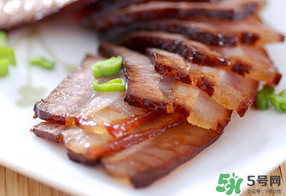 腌肉一斤放多少鹽？腌肉用什么鹽？