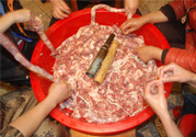 灌香腸的腸衣是什么？香腸的腸衣是什么做的？