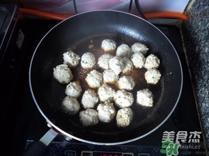 肉丸子可以用面粉嗎？肉丸子用什么粉？