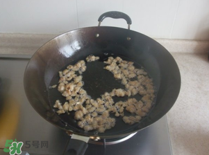 熬豬油為什么要加水？熬豬油水放多了怎么辦？