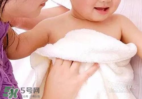 寶寶拉肚子發(fā)燒39度會燒壞腦子嗎？寶寶拉肚子發(fā)燒39度怎么辦？