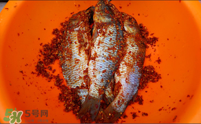 腌魚(yú)可以放白酒嗎？腌魚(yú)可以放料酒嗎？