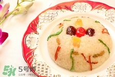 八寶飯什么時候吃？平?？梢猿园藢氾垎幔?></p><h3>八寶飯的制做方法</h3><p>原料：糯米200克，蓮子10克，黃瓜10克，桂圓10克，梅子10克，蜜棗10克。</p><p>調(diào)料：白砂糖150克，豬油（煉制）10克，玉米淀粉10克，桂花3克。</p><p>1.將糯米淘洗干凈，放入清水中浸1-2小時后盛入容器略灑一些水，上籠蒸30分鐘至熟。</p><p>2.鍋內(nèi)放豬油，水(如喜歡吃稀一點(diǎn)可略多加一點(diǎn)水)，白糖，待糖溶化后，下濕淀粉勾薄芡，再將糯米飯倒入炒透，最后放蓮心，青梅，綠瓜絲，蜜棗，桂圓肉，桂花，拌勻盛起即可。</p> </div>
<div align=