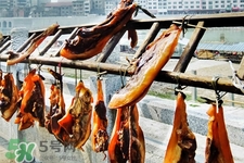 熏肉變黑了還能吃嗎？熏肉變黑是熏糊了嗎？