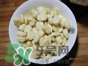 臘八蒜要放鹽嗎？臘八蒜要放多少鹽比例是多少？