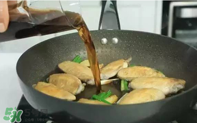 雞翅用熱水焯還是涼水？雞翅焯水冷水下鍋還是熱水？