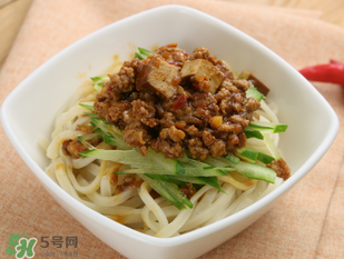 減肥可以吃炸醬面嗎？減肥期間吃炸醬面會(huì)胖嗎？