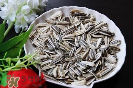 吃瓜子會口腔潰瘍嗎？口腔潰瘍可以吃瓜子嗎？