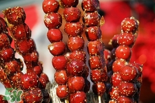 做糖葫蘆的紅色是什么？糖葫蘆外面紅色的是色素嗎？