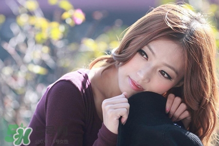 為什么春天容易生病？春天容易生什么?。?></p><h3>春季易發(fā)肝炎流感</h3><p>春天氣候復(fù)蘇，細(xì)菌和病毒漸漸活躍起來，是肝炎的多發(fā)季節(jié)。醫(yī)學(xué)專家建議，春季要特別注意衛(wèi)生，避免惹上肝炎。甲肝的發(fā)病季節(jié)為冬春季，戊肝為四季散發(fā)。病毒性肝炎中甲型肝炎、戊型肝炎均與‘吃’密不可分，患者大多是吃出來的肝炎。</p><p>甲肝和戊肝在職業(yè)人群中發(fā)病者較多，原因很簡單。上班族在外吃飯往往求異求新，而時(shí)下流行的無論是生吃蔬菜、魚或海鮮，都會(huì)讓各種細(xì)菌病毒有可趁之機(jī)，使人體致病。這些肝炎的傳播途徑主要是人們通過食入被甲肝、戊肝病毒污染的食物、水或使用被病毒污染的餐具。</p><p>據(jù)醫(yī)學(xué)資料顯示，甲肝好發(fā)對象以青少年為主;戊肝以中年、老年、孕婦為主。這兩種肝炎雖然不會(huì)轉(zhuǎn)為慢性肝炎，但其病程一般都在一個(gè)月左右，此后還要有一到兩個(gè)月的休息才能完全恢復(fù)。</p><p>春季預(yù)防流腦：流腦是兒童中多發(fā)傳染病，小學(xué)、幼兒園、托兒所要做好晨檢，發(fā)現(xiàn)可疑病兒應(yīng)及時(shí)送醫(yī)院治療，并做好隔離和其他兒童的預(yù)防工作。</p><p style=