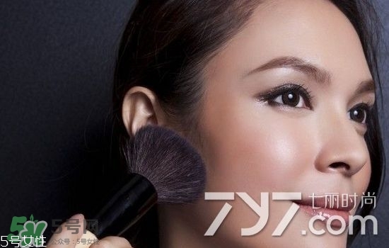 修容膏和修容粉哪個(gè)好用？新手用修容粉好還是膏好？