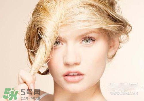 染發(fā)前可以洗頭嗎？染發(fā)前洗頭好還是不洗頭好？