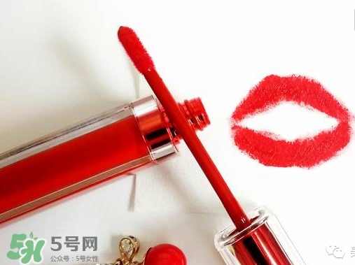 涂唇釉嘴唇干是怎么回事？涂唇釉嘴唇干怎么辦？