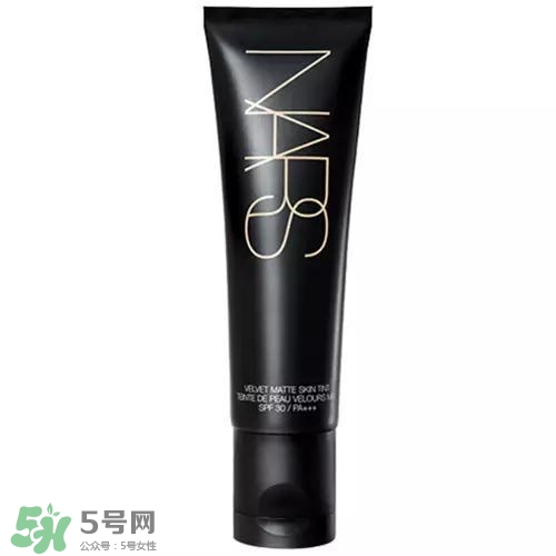 tom ford和nars哪個好？tom ford和nars唇膏口紅對比