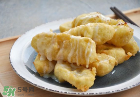 炸香蕉外面包裹的是什么？炸香蕉放面粉好還是淀粉？