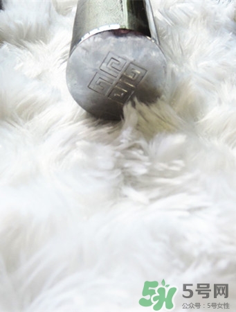 紀(jì)梵希小羊皮是啞光嗎？紀(jì)梵希小羊皮干不干？